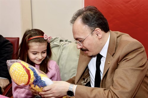 VALİ KIZILKAYA, DEPREMZEDE ÇOCUKLAR VE AİLELERİYLE BULUŞTU